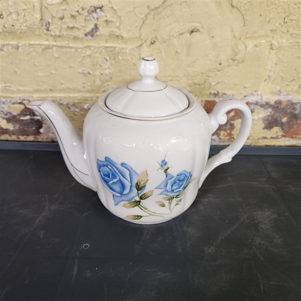 Vtg Blue Roses teapot