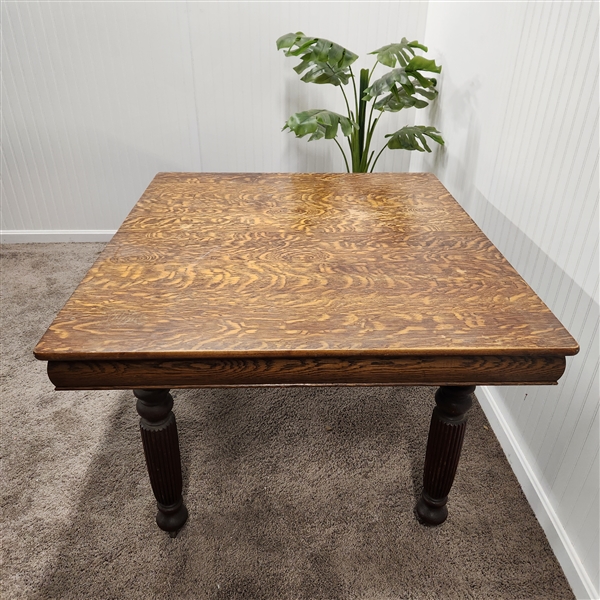 Robbins Furniture Company Vtg Tiger Oak table with 2 leaves and extra leg, see pictures