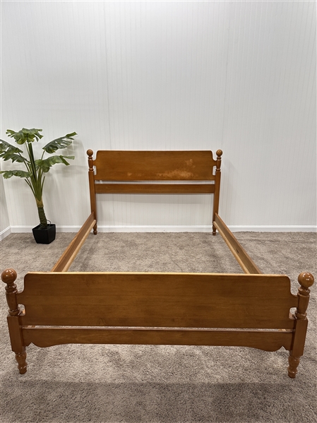 Full bedframe, maple